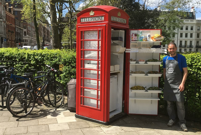 Cabine transformée en station urbaine de services