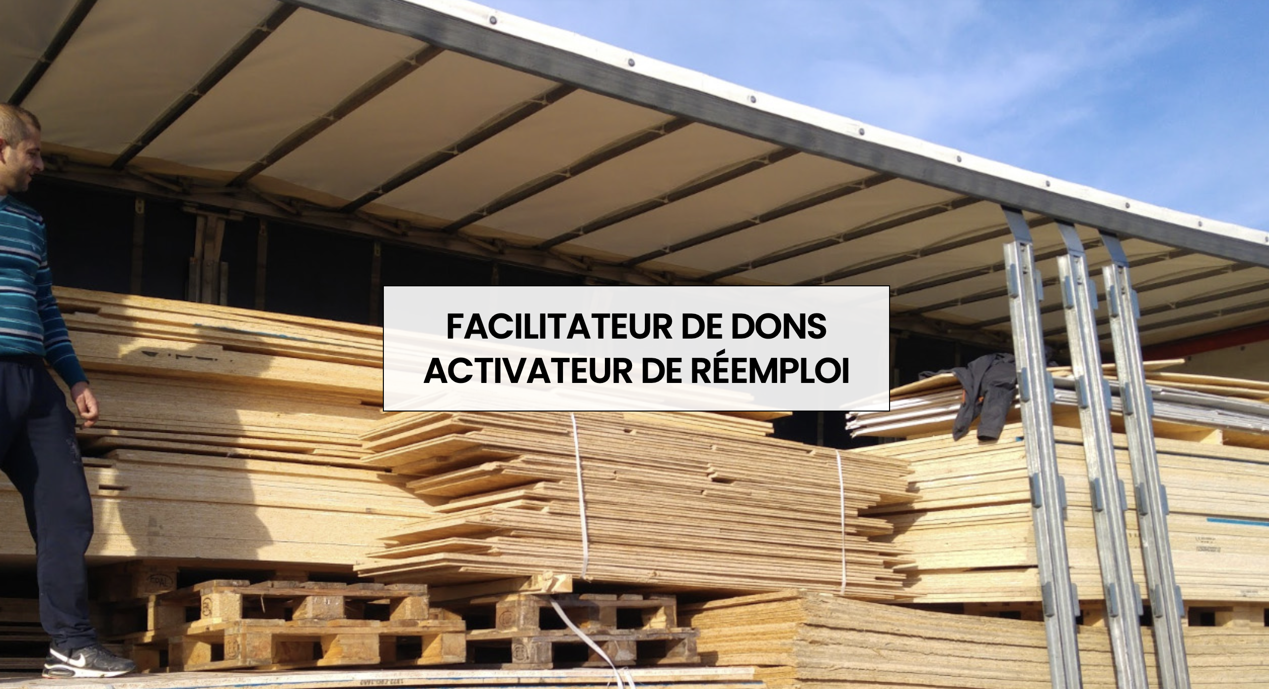 Personne portant un t-shirt Corecyclage dans un entrepôt.