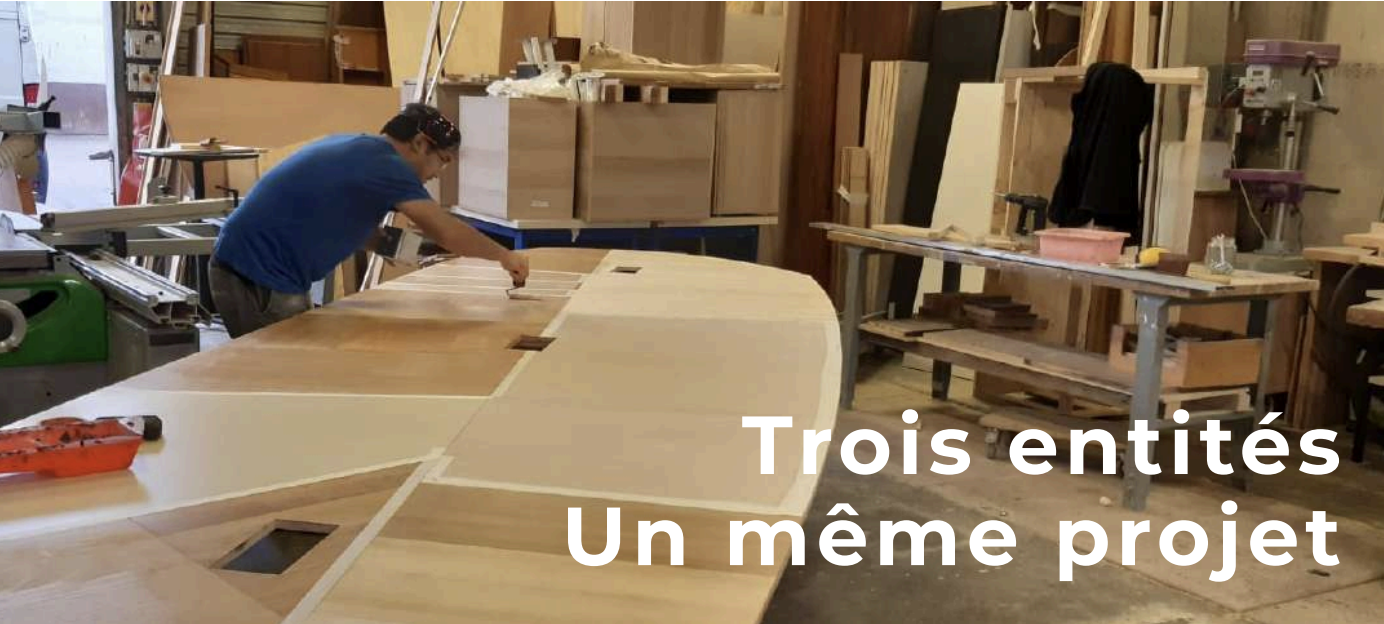 Atelier du Collectif Extramuros avec des personnes travaillant le bois.